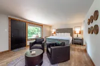 Lakeside Oasis with Full Kitchen and Private Patio - Cozy Retreat Hotels in McHenry