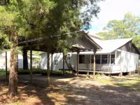 Bay Cottage Retreat on the Canal Hotels in Bellview