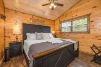 Happy Bear: Wooded Views, Fire-Pit, Game Room & Hot-Tub, Close to Attractions