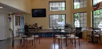 Oak Tree Inn Hotels in Monrovia