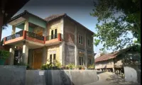 Bina Karya Guesthouse Hotel dekat Candi Gampingan