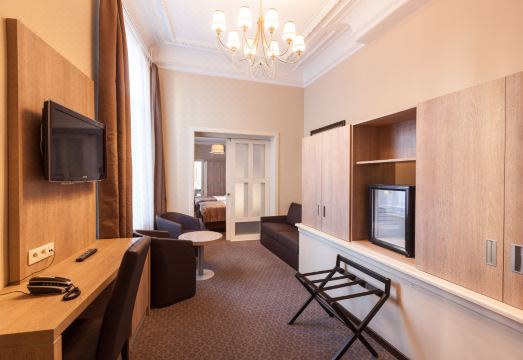 5. 호텔 빌라 로얄..