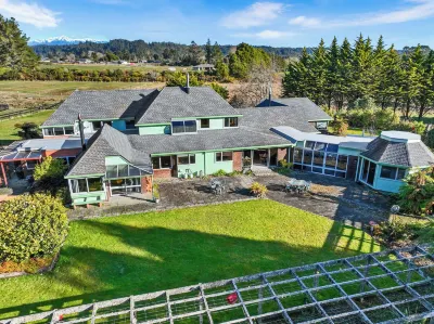 Woodland Glen Lodge B&B Hotels near Hokitika Beach Sign