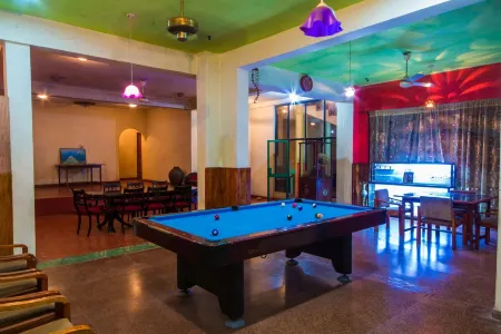 Hotel Gem Land Отели рядом с достопримечательностью «Sivali Central College Playground»