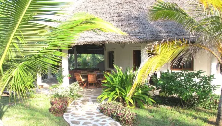 Watamu Villa with Service Personnel Отели рядом с достопримечательностью «Watamu Beach»