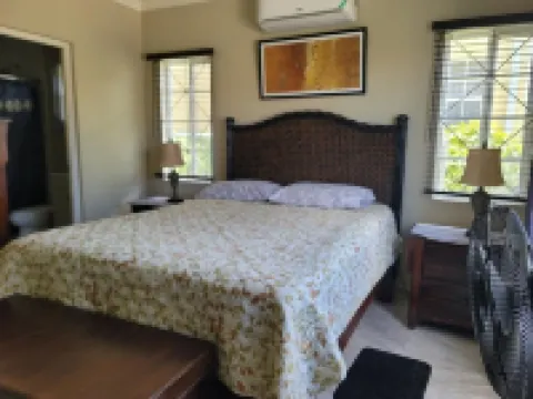 Soleil House with a View Hoteles en Priory