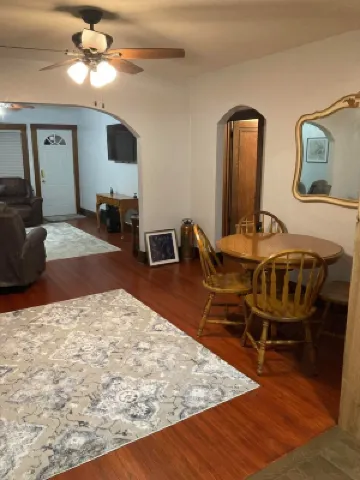 Charming 2-bedroom house with WiFi, AC in delightful La Crosse