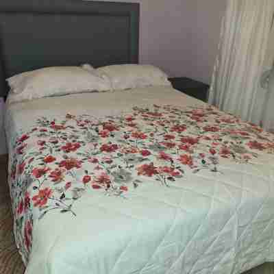 4 Bed Gated House-Sleeps 8-Private Parking Rooms