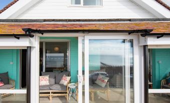 Stunning Beachfront Apt w Balcony & Sea Views