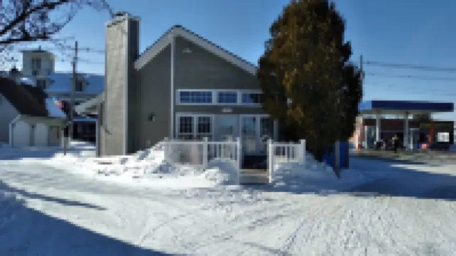 Island Pond Country Inn (Formerly the Lakefront Inn & Motel) فنادق في 