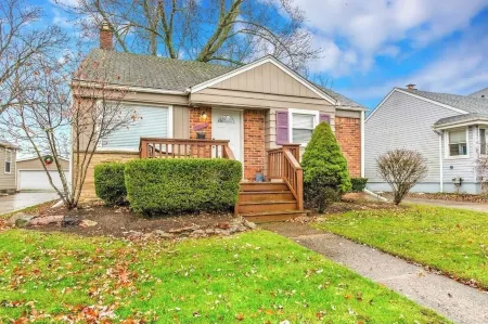Lovely Home in R. Oak near Birmingham! Gorgeous, pet-friendly, king bed, deck!