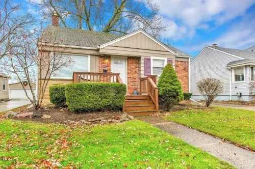 Lovely Home in R. Oak near Birmingham! Gorgeous, pet-friendly, king bed, deck!