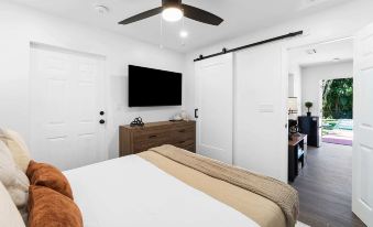 Spacious 8Br w/ Guesthouse + Pool & Tons of Games