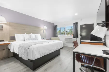 Inland Inn & Suites Отели рядом с достопримечательностью «Costco Gas Station»