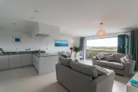 Apartment 3 Waterstone House - Sea Front Apartment, Hot Tub - Balkoner