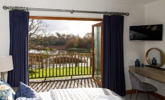 Serene Riverside 6Br Luxury Retreat in Curdridge