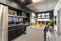 Pierce Boutique Apartments by Simplissimmo โรงแรมใกล้Vanier College