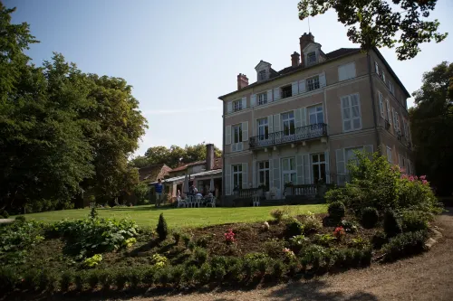 Le Chateau de La Vierge Hotels in Les Ulis