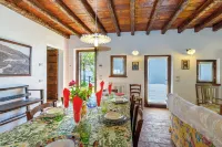 Villa Formaga Stunning View & Garden - Happy Rentals
