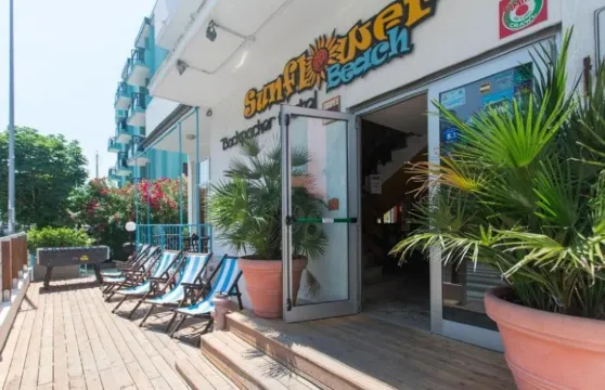 向日葵海灘背包客青年旅館和酒吧