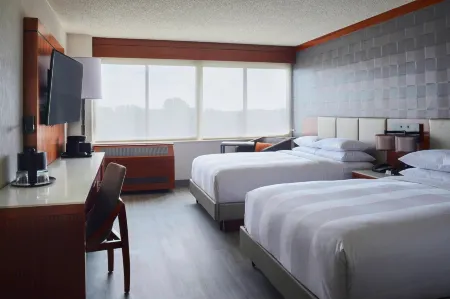 Detroit Marriott Southfield Отели рядом с достопримечательностью «4 Men»