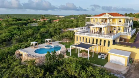 Coral Estate Rentals Отели рядом с достопримечательностью «Cas Abao Beach»