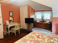 Six Acres Bed & Breakfast Hotels in 