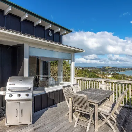 Pacific Views - Waiheke Island Отели рядом с достопримечательностью «Whittaker's Musical Museum»