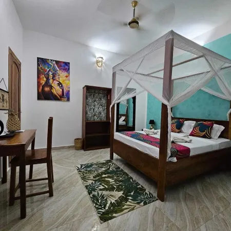 Zanzicrown Hotel
