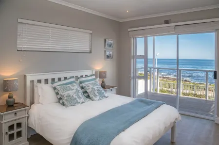 Ons C-Huis - Gansbaai Seafront Accommodation, Back-up Power Отели в г. Greater Hermanus