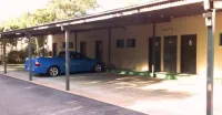 Capricorn Motel & Conference Centre - parking