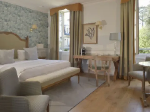 シャトー ラ シュヌヴィエール コムのホテル