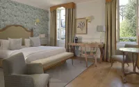 Chateau la Cheneviere Hotels in Commes