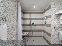 Holiday Inn Toronto Downtown Centre by IHG Отели рядом с достопримечательностью «Йонг-Дундас»