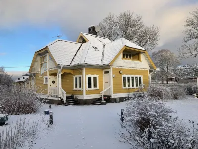 Pensionat Kanalvillan Hotels near Singö