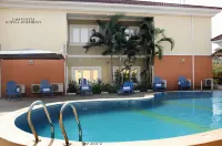 Lake 47 Suites - Pools
