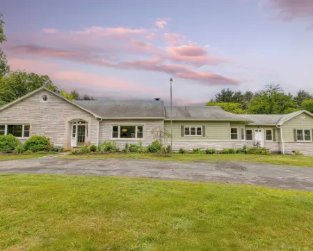 Game Farm Villa by Avantstay 10Bdr, Private Pond, Spa, Pool Family-Friendly Hotels in Catskill