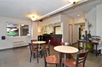 Clackamas Inn and Suites Hotels in West Linn