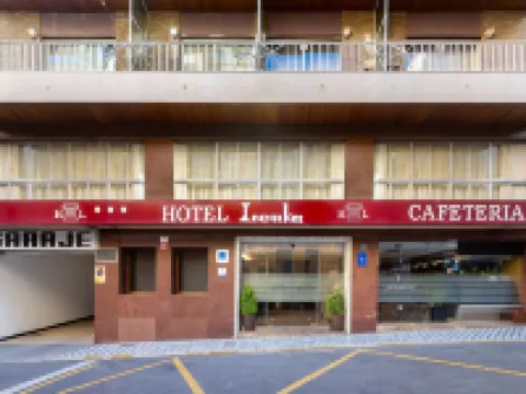 Hotel Leuka โรงแรมใกล้ปราสาทซานตาบาร์บารา