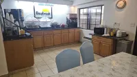 Days Inn & Suites by Wyndham Artesia - breakfast