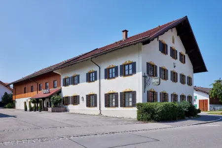 Hotel Alter Wirth Отели в г. Мюнзинг