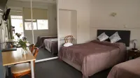Country Motor Inn - Pools