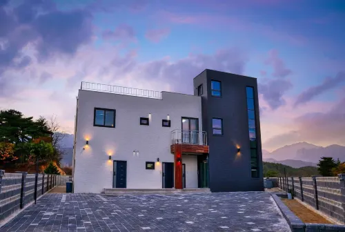 Sokcho Lasso Pool Villa Pension