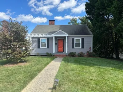 Inviting home in Lindley Park! Short walk to grocery, bars, cafes & coffee shop! Hotels near Sprouts Farmers Market