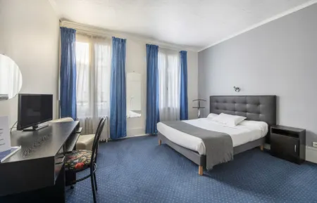 Royal Hotel Versailles Отели рядом со станцией Versailles Montreuil Train Station