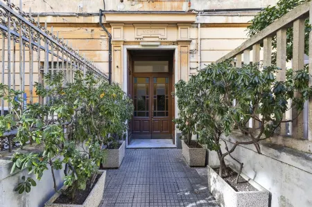 Central & Cozy Apartment by Wonderful Italy Отели рядом с достопримечательностью «Университет Генуи»