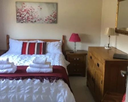 2-Bed House Sleeps 4 - Enclosed Garden - Tv & WiFi Hotels in Amesbury