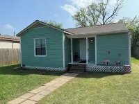 Charming 2-bedroom pet-friendly house with fenced yard minutes from Galveston! Hotels in Hitchcock