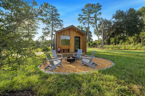 Vista Verde Farm Retreat - Stylish Cabins Nearby Springs - Homestays