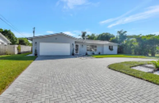Boca Beauty - Stylish Home with Pool 3 Bedroom Home by RedAwning